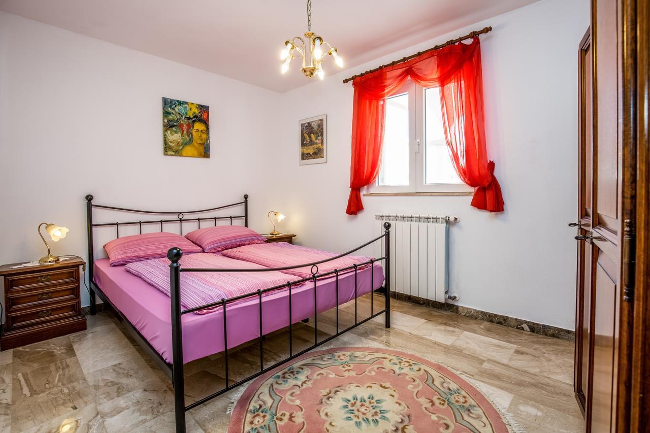 Apartment Carolina Ližnjan エクステリア 写真