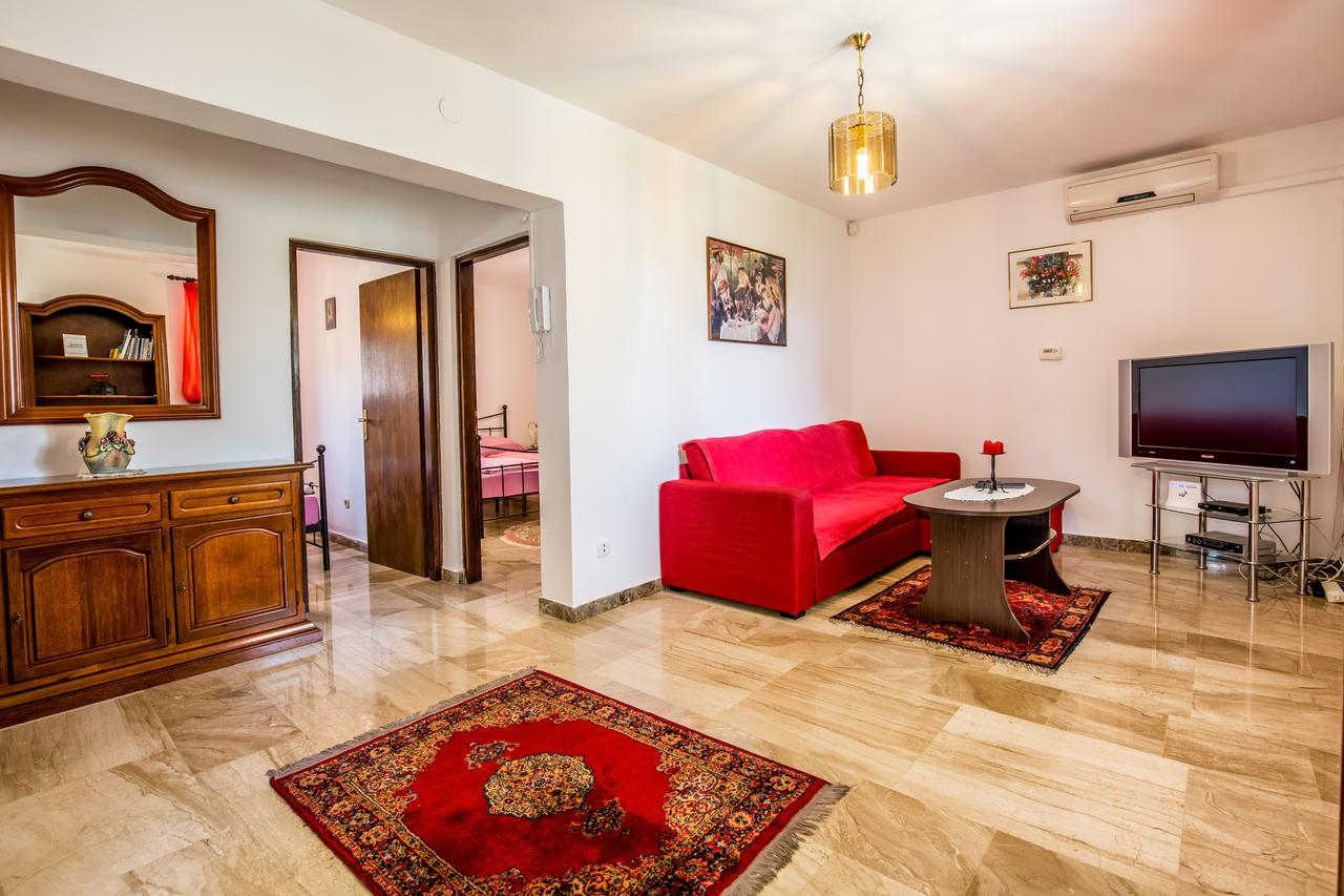 Apartment Carolina Ližnjan エクステリア 写真