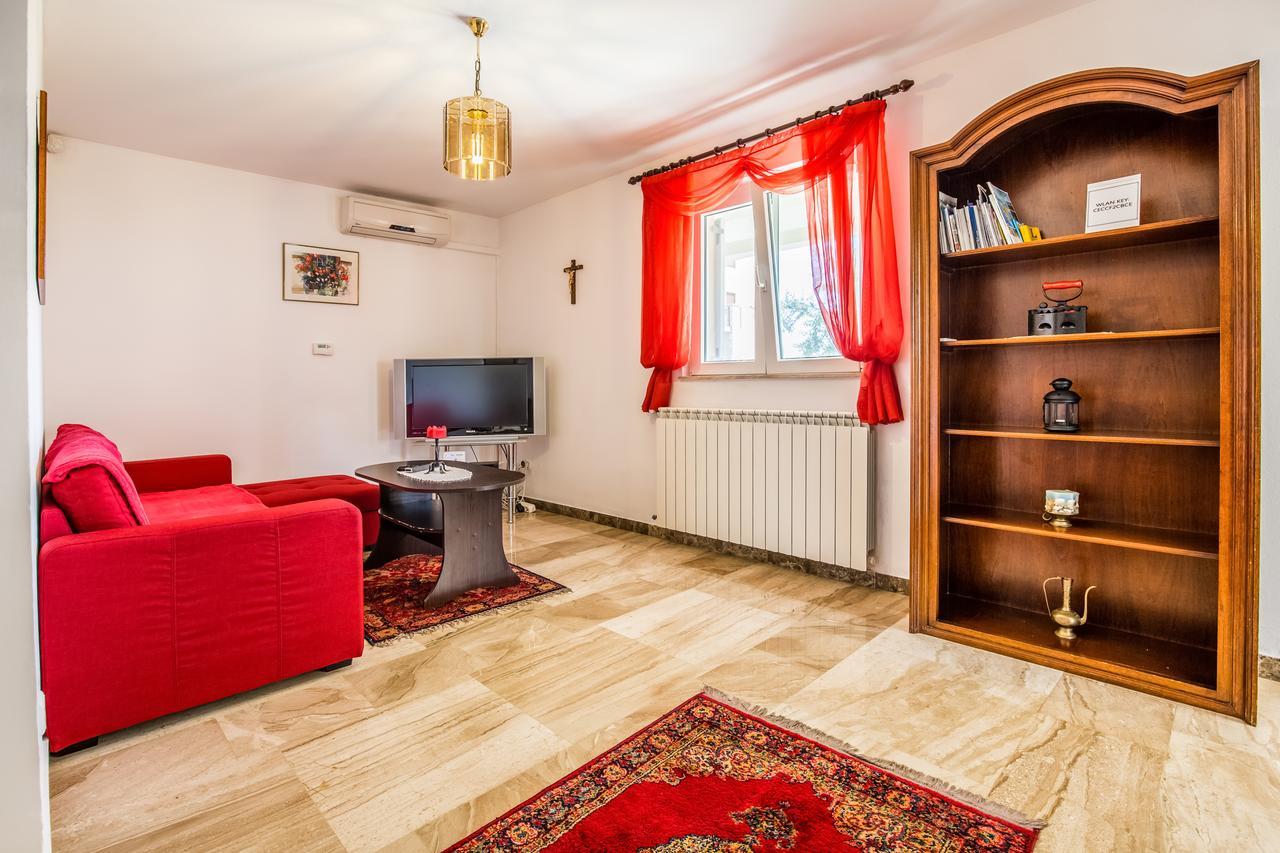 Apartment Carolina Ližnjan エクステリア 写真