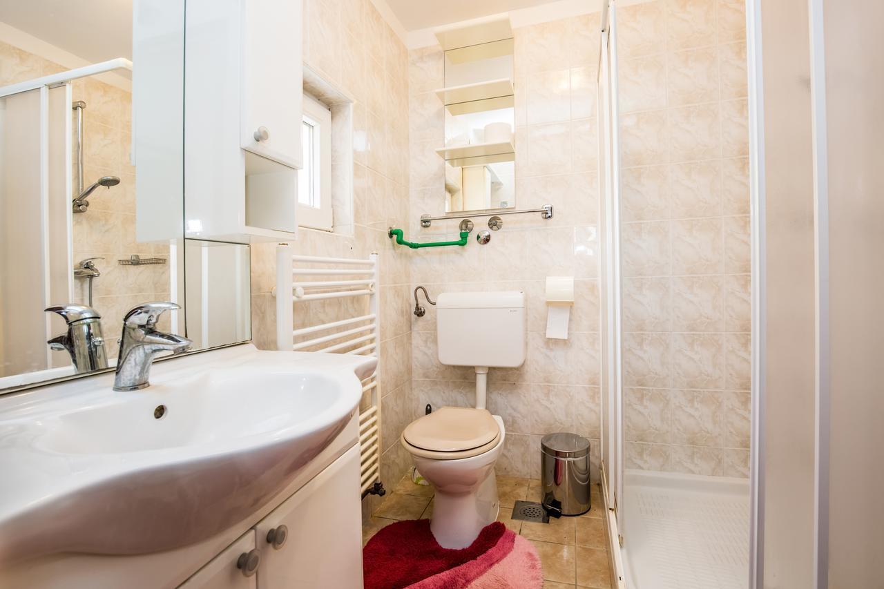 Apartment Carolina Ližnjan エクステリア 写真