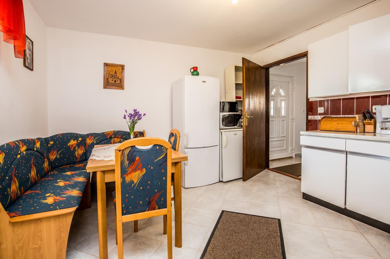 Apartment Carolina Ližnjan エクステリア 写真