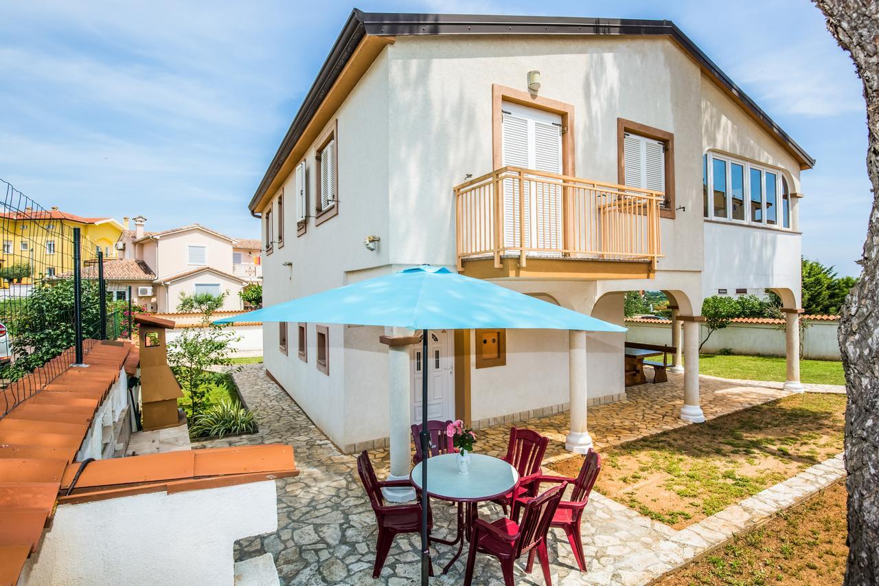 Apartment Carolina Ližnjan エクステリア 写真