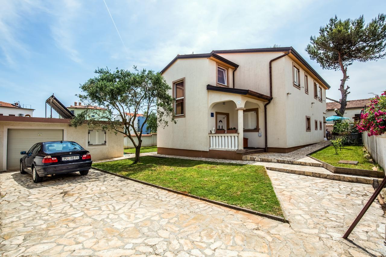 Apartment Carolina Ližnjan エクステリア 写真